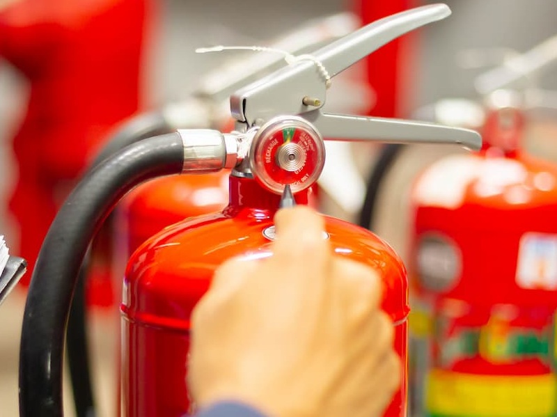 Testing fire extinguisher.jpg (101 KB)